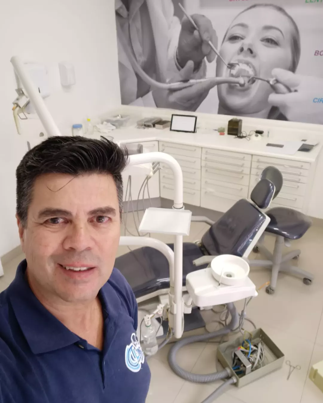 Técnico da TecLin realizando manutenção em equipamento odontológico